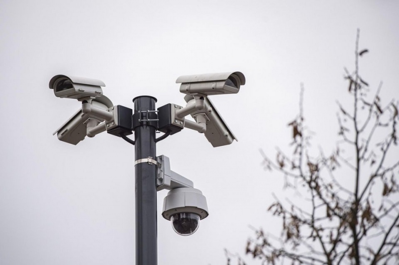 foto:  Monitoring miejski nagrał zniszczenia mienia w parkach miejskich.